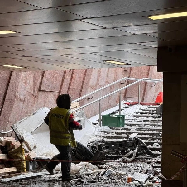 Люди врассыпную: видео съезда «Газели» в подземный переход в Москве. Машину достали по частям | Источник: Александра Какасьева / MSK1.RU