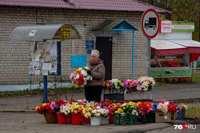 Местные торгуют практически у въезда в деревню | Источник: Кирилл Поверинов / 76.RU