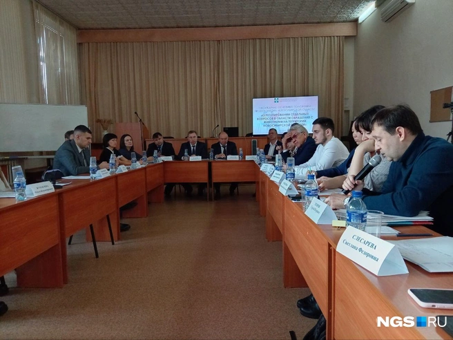 За круглым столом собрались ветеринары, кинологи, общественники | Источник: Рихарда Лем / NGS.RU