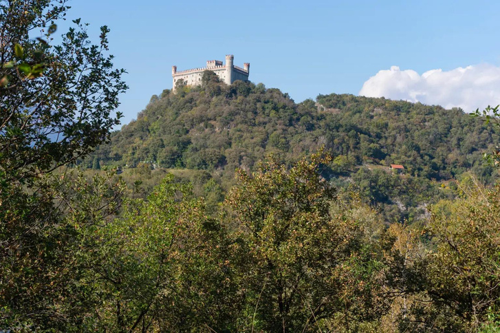 Джонни Депп планирует купить средневековый замок в Италии