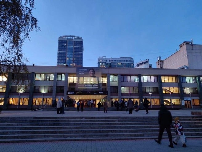 Прибытие гостей продолжается несмотря на запланированное время начала | Источник: Фото