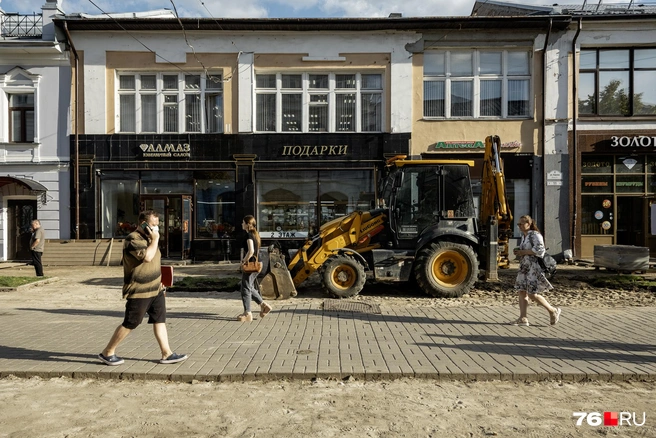 Спецтехника не мешает горожанам гулять по улице | Источник: Александр Куренной / 76.RU
