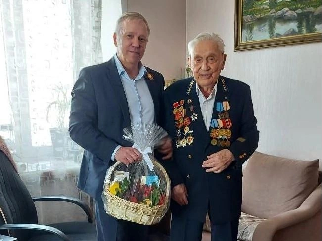 Виктор Губанов и ветеран Великой Отечественной войны Дмитрий Данилович Абрамов | Источник: СУЭК-Красноярск