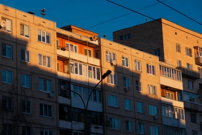 Бездомный оставил десятки квартир в Архангельске без отопления и света