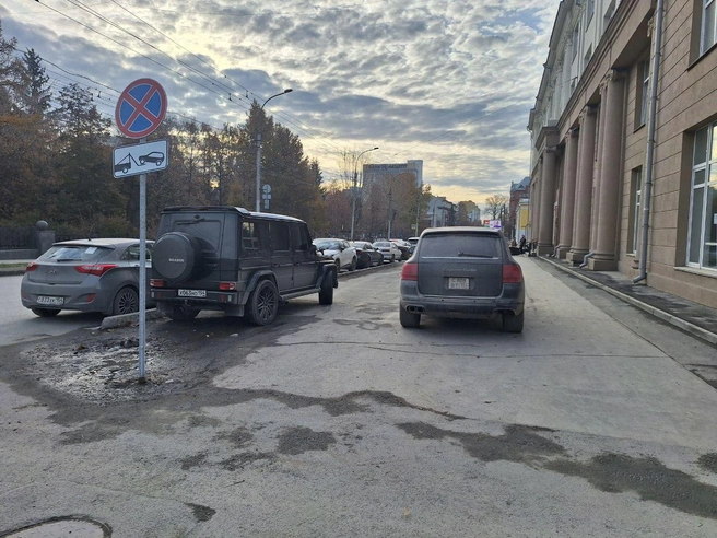 Фото сделаны в разные дни, но Porsche Cayenne так и стоит на тротуаре | Источник: Читательница Анна