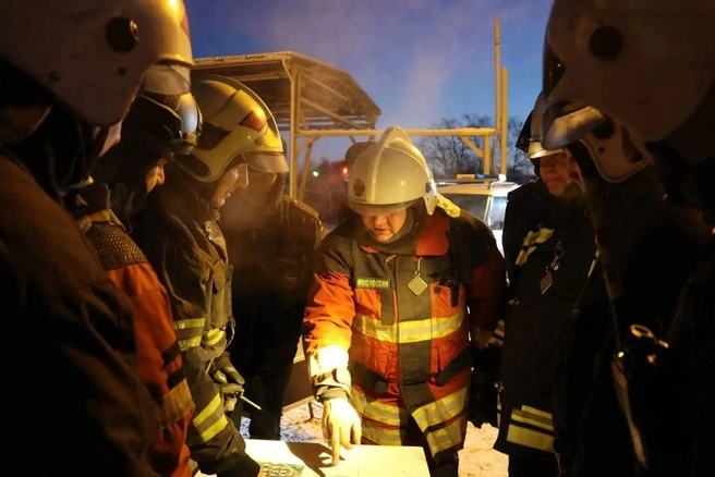 «Бороться приходится не только с пламенем, но и с холодом». В Пензе продолжают тушить нефтебазу после атаки БПЛА