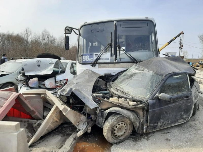 В Рязани маршрутка устроила аварию с 11 машинами. Пострадали девять человек, в том числе годовалый малыш (видео, фото) | Источник: УПРАВЛЕНИЕ МВД РОССИИ ПО РЯЗАНСКОЙ ОБЛАСТИ