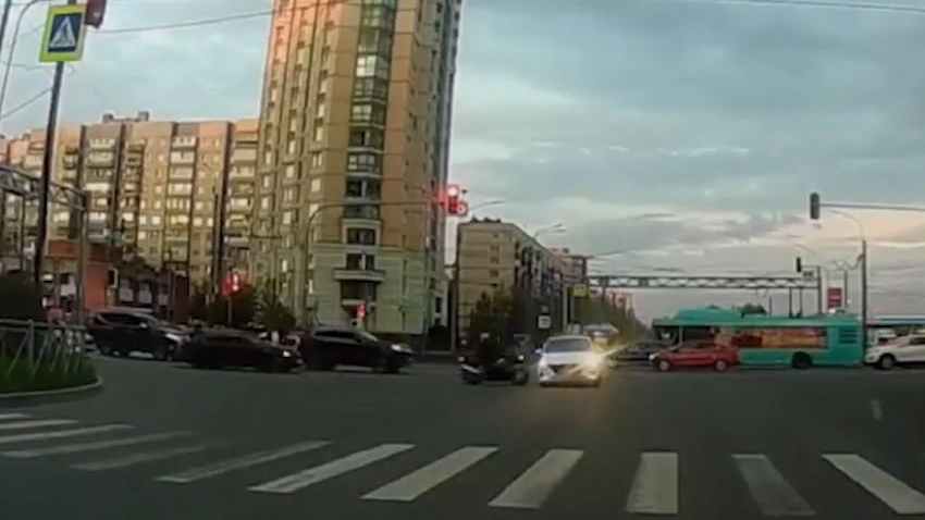 Байкер протаранил машину МВД, погибли он и патрульный. Почему в ДТП винят водителя-полицейского?