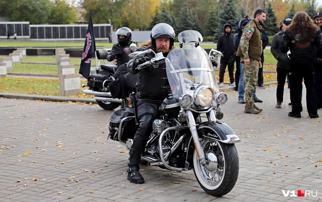 Конечно же, «Ночные волки» прибыли на высадку на мотоциклах | Источник: Константин Завриков / V1.RU