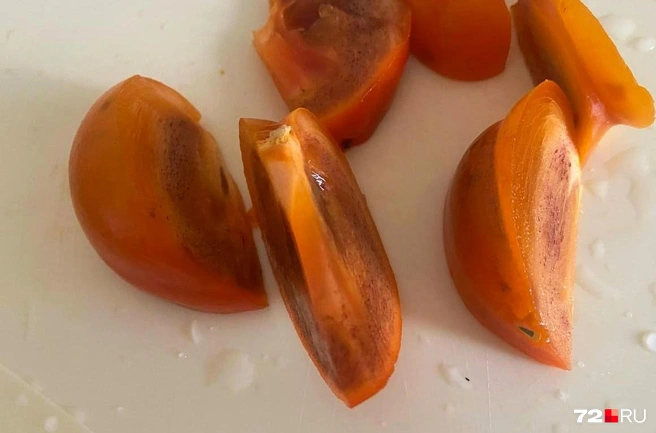 Вкус у такой хурмы действительно нежный. Она в меру сладкая и лишь слегка терпкая, рекомендуем | Источник: 72.RU