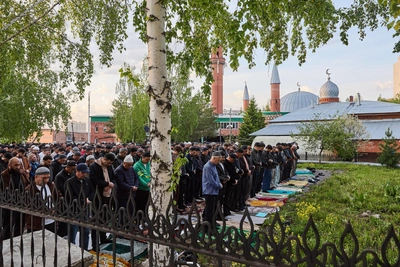 Сотни мусульман собрались у мечети на Курбан-байрам
