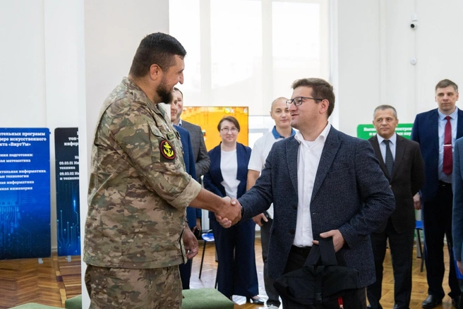 Первого абитуриента по традиции поприветствовал ректор ЮУрГУ Александр Вагнер | Источник: ЮУрГУ
