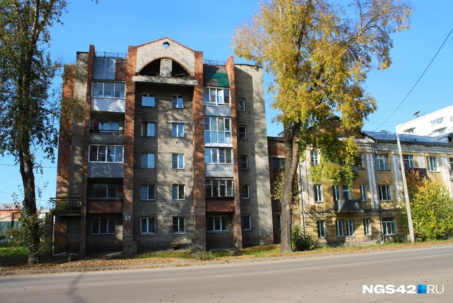 Слева дом 1992 года постройки, справа — аварийная трехэтажка 1930-го | Источник: Игорь Епифанцев / NGS42.RU