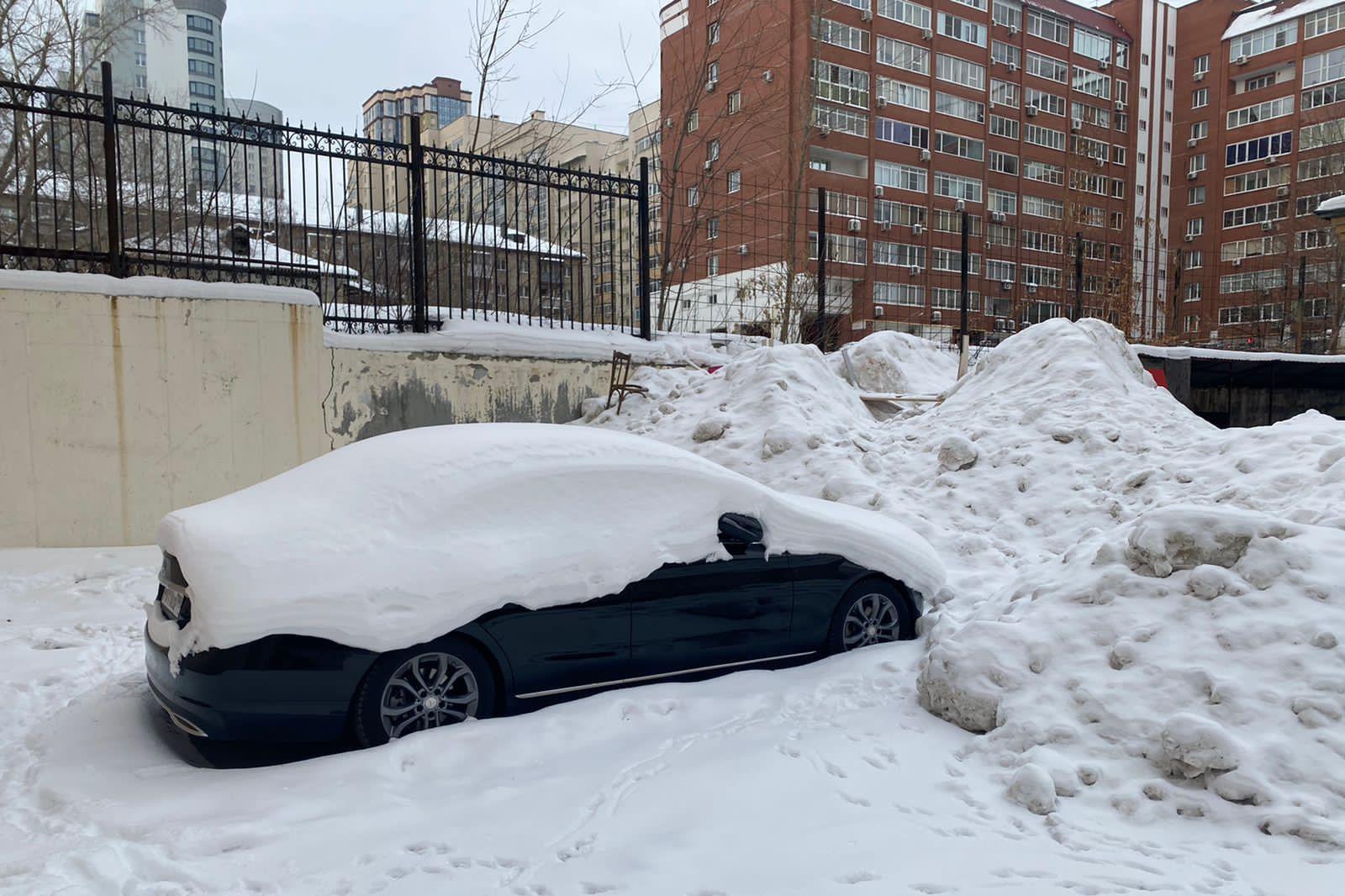 В Екатеринбурге коммунальщики завалили снегом машину, пока хозяйка была в  отпуске. 25 января 2022 года - 25 января 2022 - Е1.ру