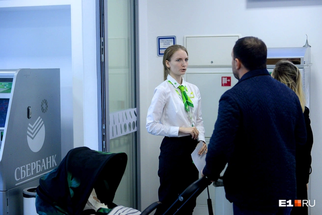 Сотрудники банков говорят, что в текущей политической ситуации мужчинам, в отличие от женщин, получить кредит намного сложнее | Источник: Артём Устюжанин / E1.RU