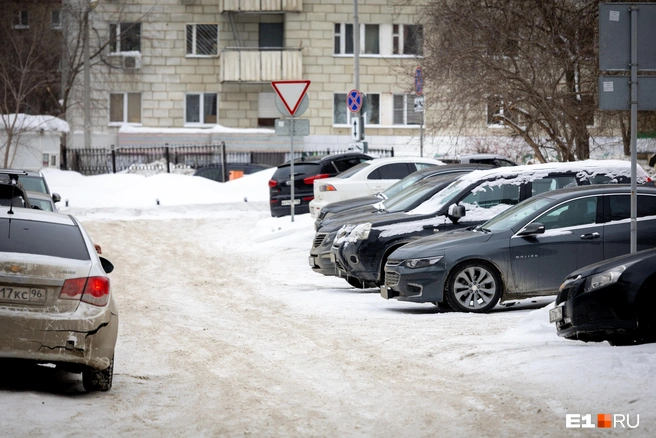 Напомним, что жаловаться на уборку улиц можно в управляющие компании и районные ДЭУ | Источник: Владислав Лоншаков / E1.RU