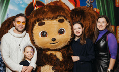 Ксения Бородина и Пашу вывели дочек, а Добронравов показал всю семью: шоу-мюзикл «Чебурашка»