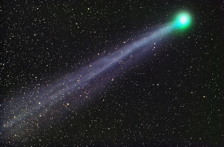 Астрономы обнаружили алкоголь в хвосте кометы Лавджоя