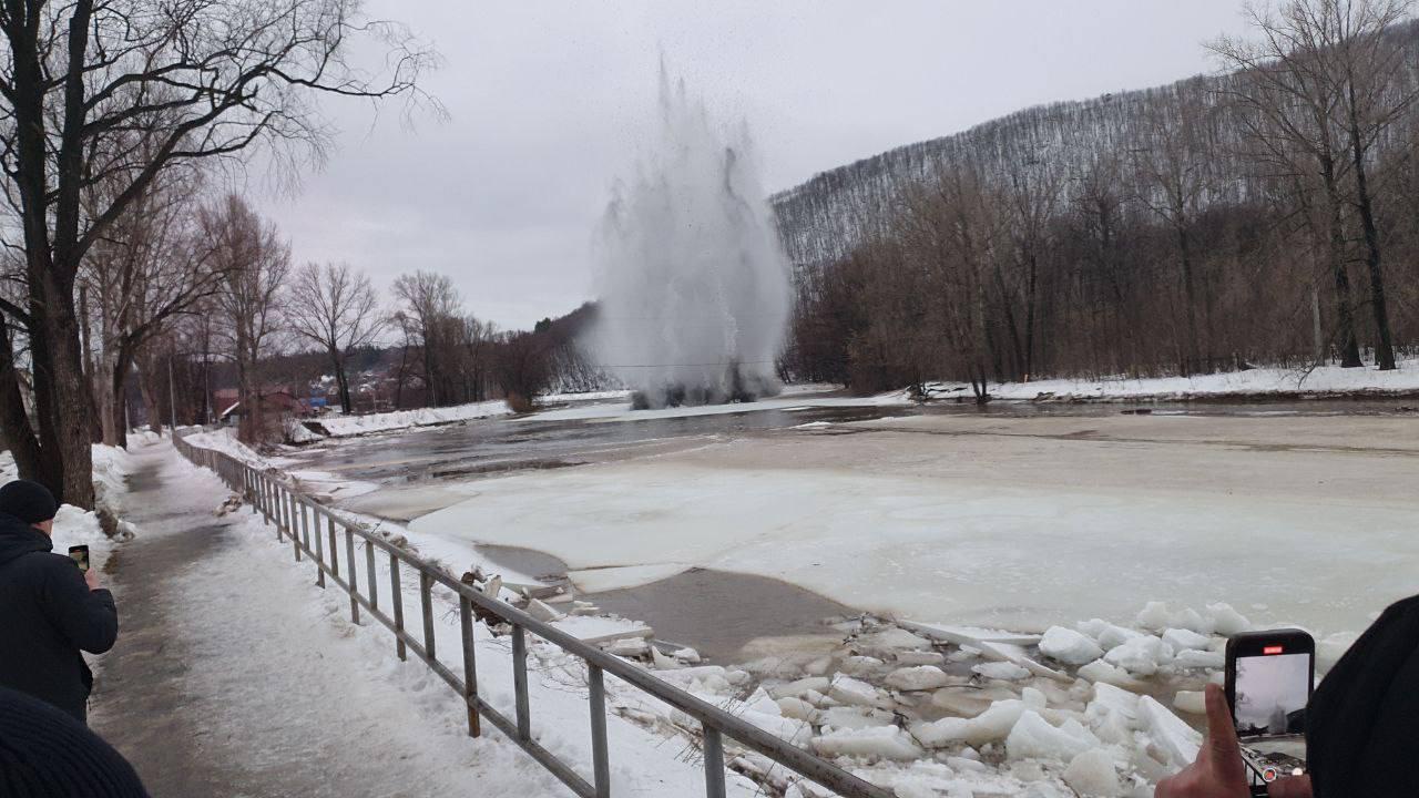 На реке Сим в затопленной Аше начали взрывать лед (видео)