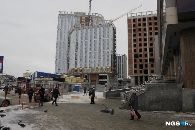 Пока стройка «Аэрона» соседствует с временными павильонами | Источник: Стас Соколов / NGS.RU