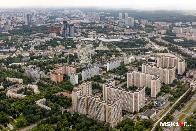 Колесо обозрения «Солнце Москвы» с такой высоты выглядит как колечко | Источник: Артем Устюжанин / MSK1.RU