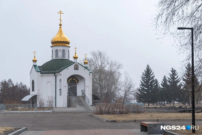 Храм виднеется с начала аллеи, как бы возвышаясь над ней и говоря, что все в итоге будет спокойно | Источник: Мария Ленц / NGS24.RU