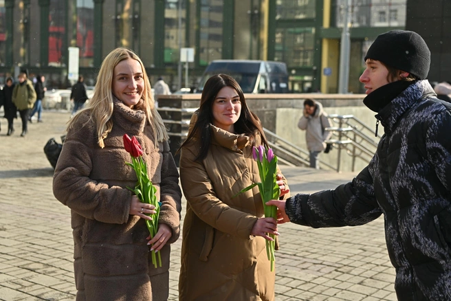 Только посмотрите, какие в Екатеринбурге прекрасные девушки | Источник: АМС Мебель 