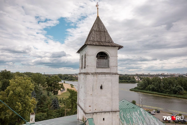 С другой стороны видна башня церкви Введения во храм Пресвятой Богородицы в Спасо-Преображенском монастыре | Источник: Александр Куренной / 76.RU 