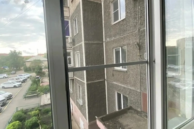Годовалый мальчик погиб при падении из окна в Копейске