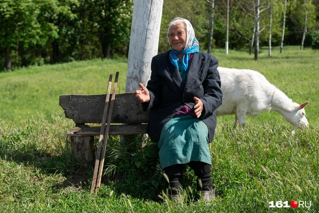 Бабушка Аня. Она рассказала небольшую историю: «Лесхоз занимался в основном посадками. А со временем, как всё разрослось, начали сеять хлеба, зерновые, подсолнухи, огородная бригада была. Тут раньше работа была большая! Посадки кругом, везде, где полосы увидите в округе, — всё это делал наш любимый Лесхоз» | Источник: Евгений Вдовин / 161.RU