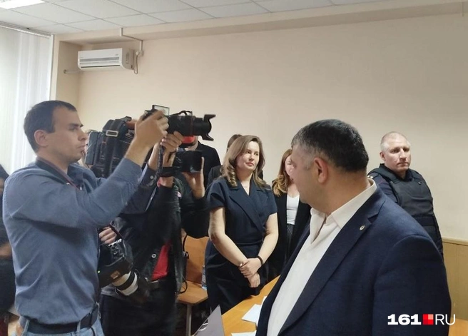 Родственникам дали время перекинуться парой фраз с Кушнаревым | Источник: Сабина Бондарь / 161.RU