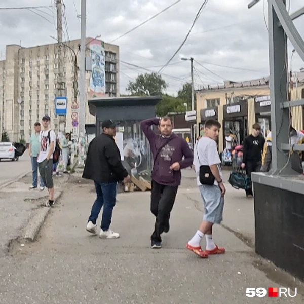 Тут в сторону журналиста полетела стеклянная бутылка | Источник: Алексей Кожевников / 59.RU