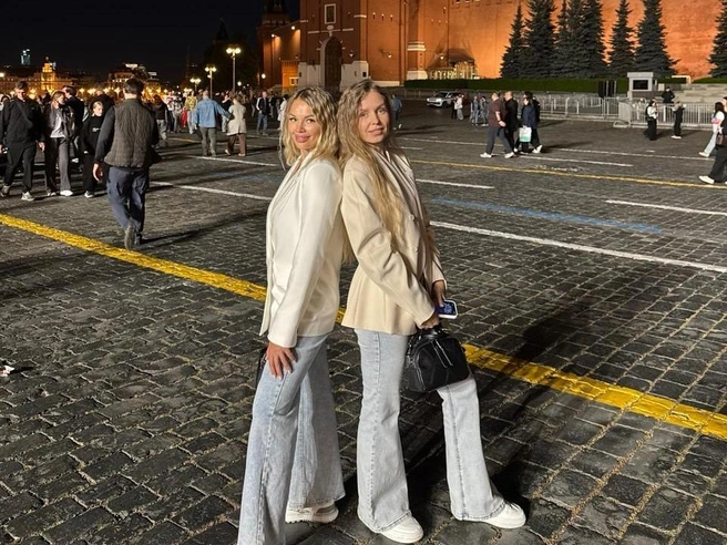 Поддерживать Елену на шоу полетела жена ее брата | Источник: Елена Вольшмидт