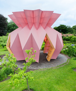 Розовый арт-павильон "оригами" украсил старинную усадьбу в Британии