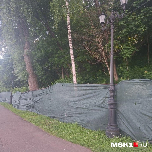 Около пристани пока стоит временное ограждение | Источник: Арина Майорова / MSK1.RU