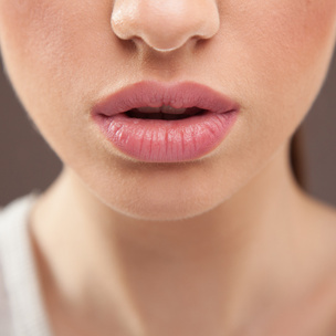 Без филлеров и операций: как визуально увеличить губы