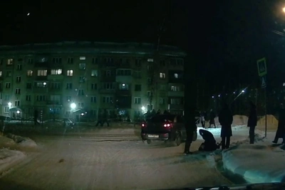 Нападение на парня в Новосибирске попало на видео