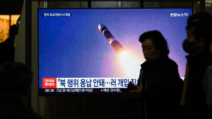 Круглосуточная трансляция телеканала Yonhapnews на железнодорожной станции Йонсан в Сеуле, показывающая новостной репортаж об испытательном запуске новой межконтинентальной баллистической ракеты (МБР) «Хвасон-19» в неуказанном месте в Северной Корее. Центральное телеграфное агентство Кореи (ЦТАК) сообщило 1 ноября, что накануне успешно проведен испытательный запуск новой межконтинентальной баллистической ракеты (МБР) «Хвасон-19», а лидер Ким Чен Ын заявил, что страна обеспечила себе «необратимый» статус разработчика средств доставки ядерного оружия. Ноябрь 2024 года | Источник: Getty Images