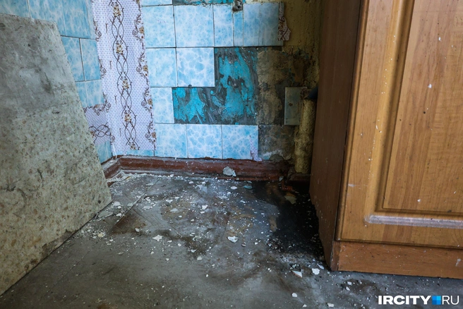 Дочь пенсионеров говорит, что из отключенной водопроводной трубы периодически течет вода | Источник: Ксения Филимонова / «ИрСити»