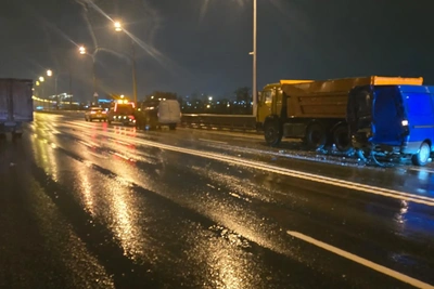 Три грузовика столкнулись на мосту через Волгу, есть пострадавший