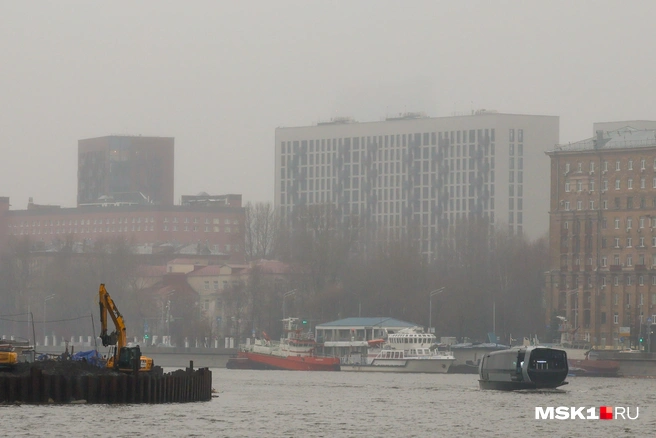 Непарадной части Москвы-реки туман придает шарма  | Источник: Артем Устюжанин / MSK1.RU
