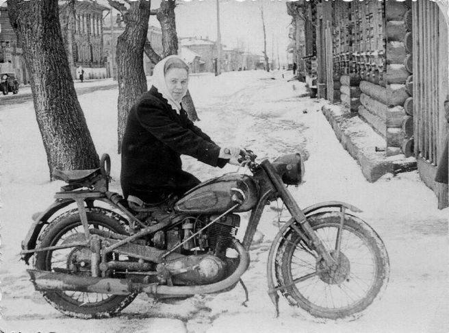 Женщина на мотоцикле ИЖ-49. Вероятнее всего, это проспект Фрунзе (1950–1960 гг.) | Источник: pastvu.com