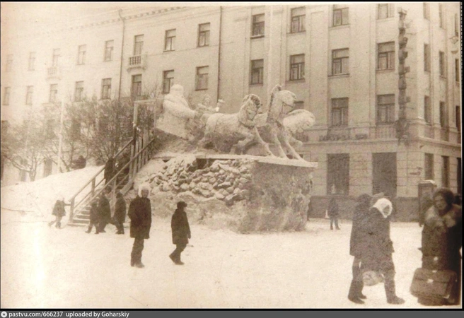 Горка на площади Ленина, 1973-й | Источник: «Старый Курган»