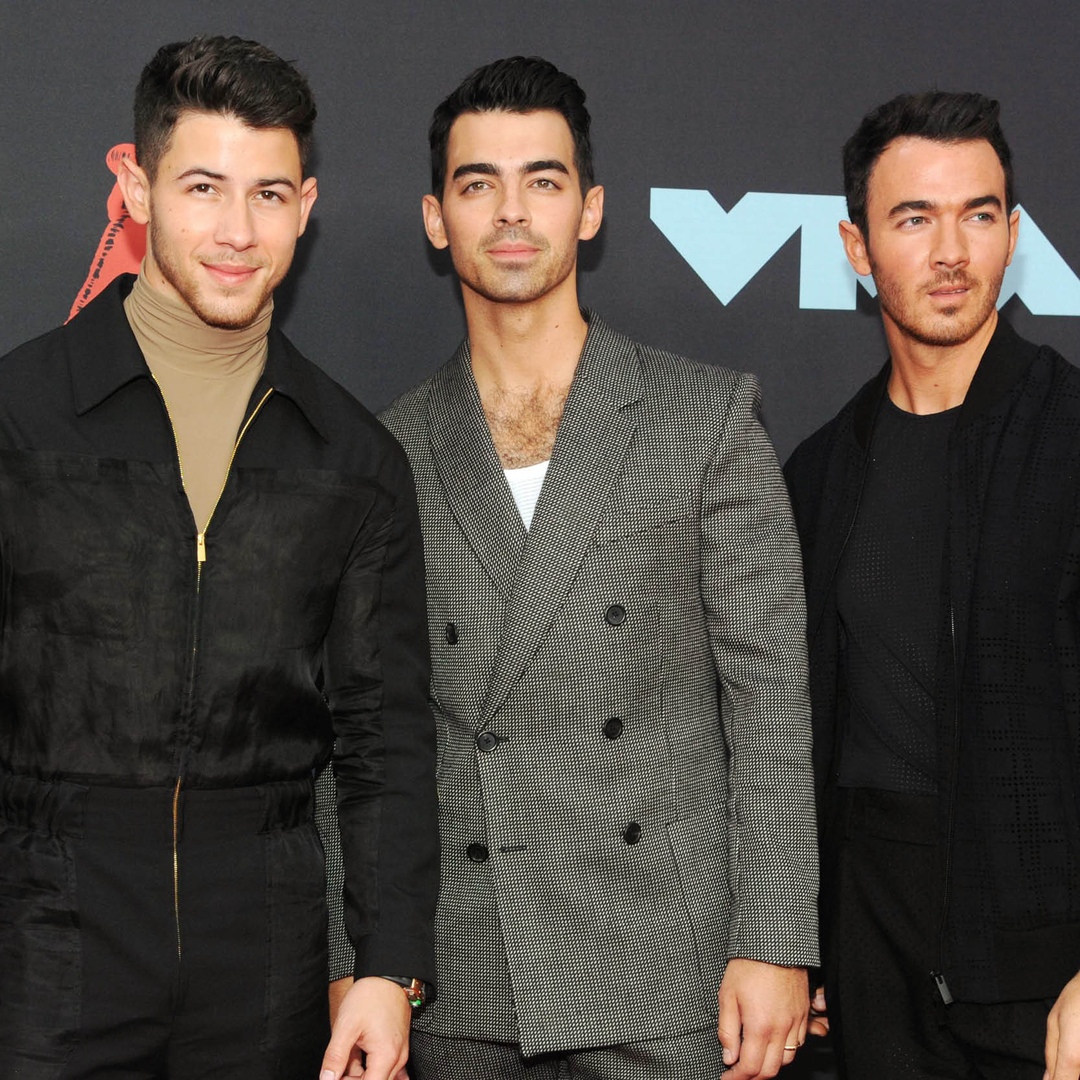 Jonas Brothers устроили сюрприз для фаната, пропустившего концерт из-за сер...