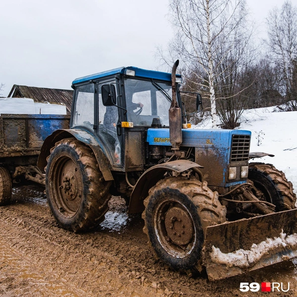 Проще всего по деревне передвигаться на тракторе… | Источник: Тимофей Калмаков / 59.RU