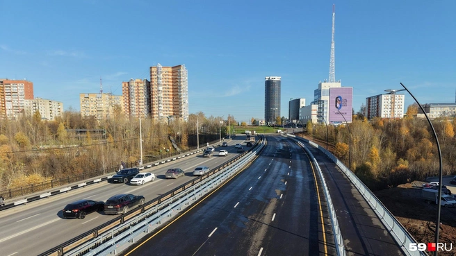 Свежая разметка разграничивает потоки транспорта на три полосы | Источник: Кирилл Хафизов / 59.RU