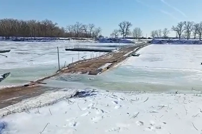 Февральский паводок затопил понтонный мост через Ахтубу