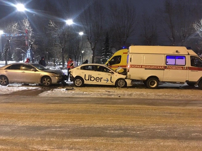 На Станиславского собрался небольшой паровозик из машин, в числе которых оказалась и скорая помощь | Источник: vk.com/act54