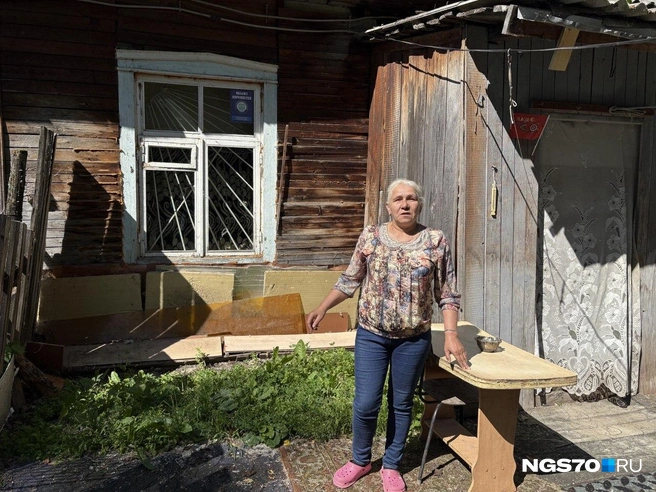 Валентина пытается сделать свой дом уютным | Источник: Мария Лобанова / NGS70.RU