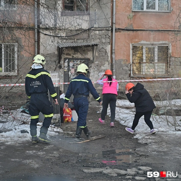 Внутрь пускают только в сопрождении спасателей | Источник: Василина Любимова / 59.RU